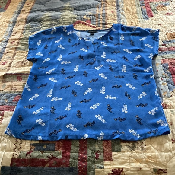 Ann Taylor factory women’s blouse blue with white and black floral design XS - Picture 3 of 7